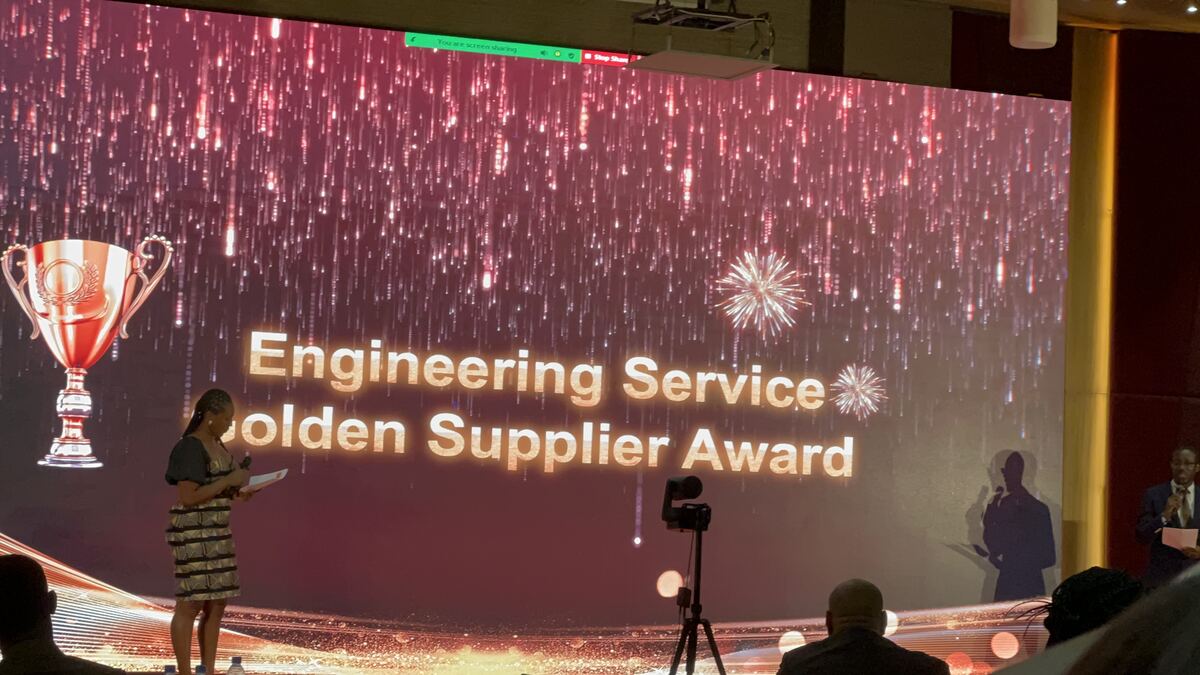 Écran annonçant l'Engineering Service Golden Supplier Award