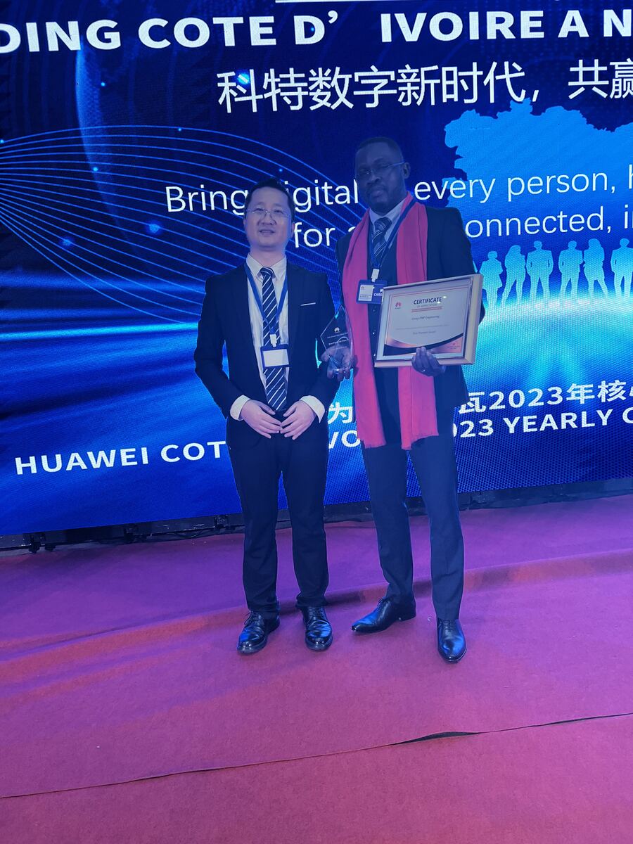 Représentant Group PMP Engineering recevant le prix des mains d'un représentant Huawei