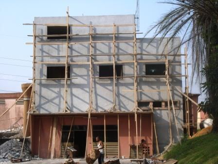 Bâtiment de trois étages en cours de réhabilitation, échafaudage en façade