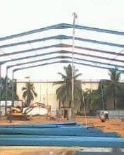 Hangar industriel à ossature métallique en fin de chantier