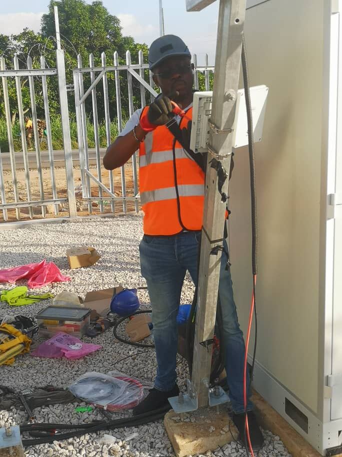 Technicien installant un capteur sur structure de panneaux solaires