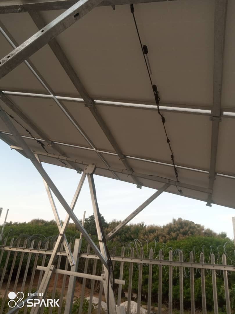 Vue sous la structure des panneaux solaires et câblage