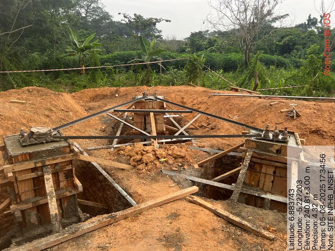 Excavation et ferraillage de la fondation d'un pylône télécom