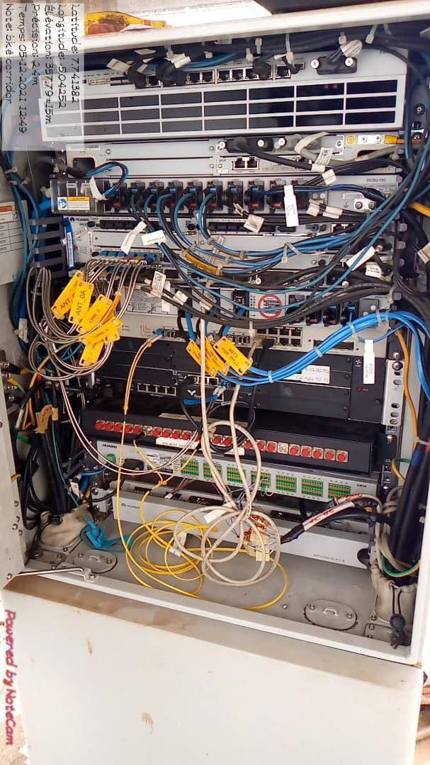 Baie d'équipements radio et transmission Huawei installée et câblée