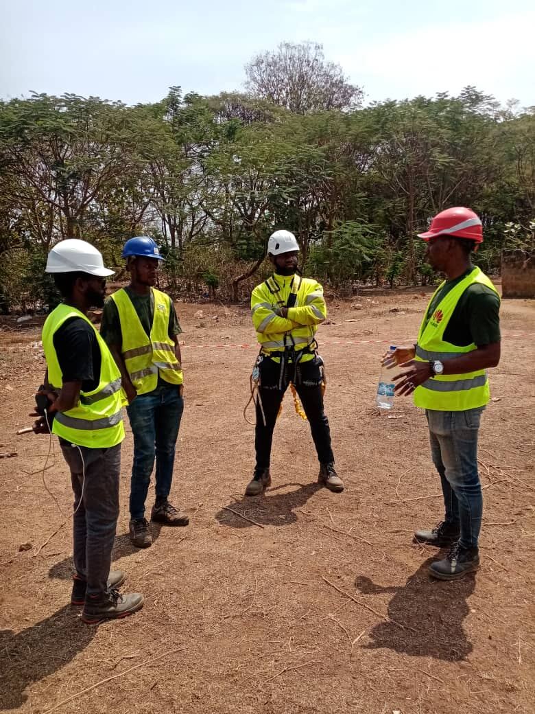 Équipe technique GROUP PMP en briefing sécurité avant intervention sur pylône