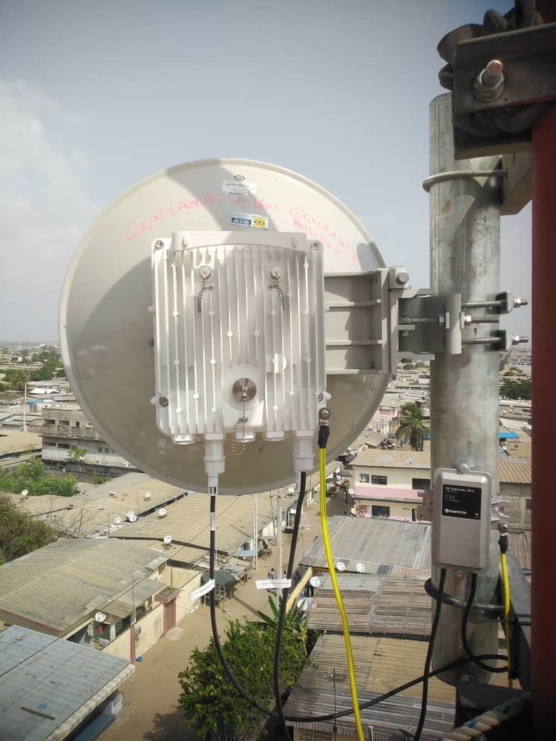 Antenne parabolique de transmission micro-ondes installée sur pylône