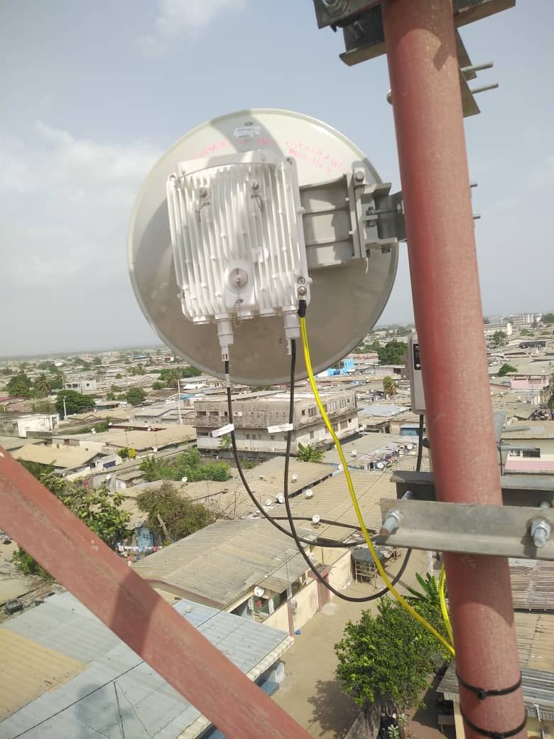 Antenne parabolique vue de profil, raccordement fibre et câblage
