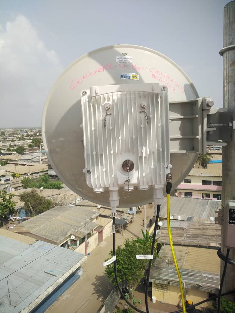 Antenne parabolique de transmission installée en hauteur