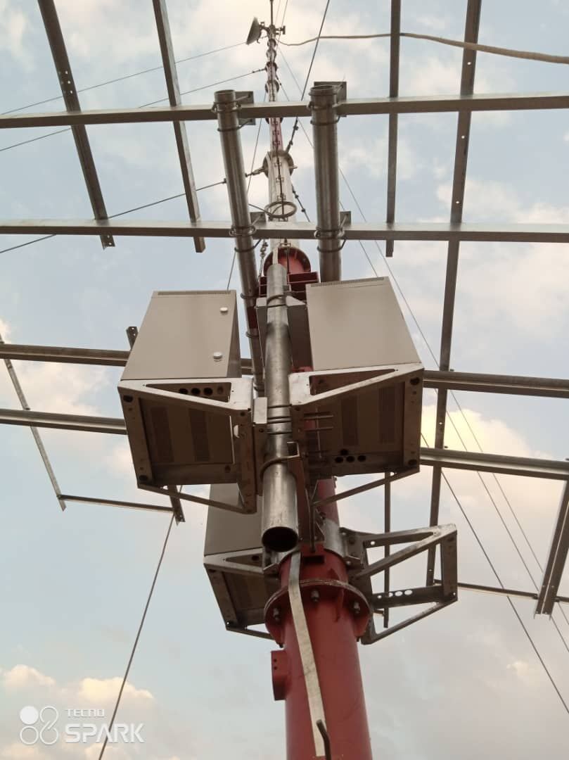 Vue en contre-plongée des équipements radio installés sur pylône