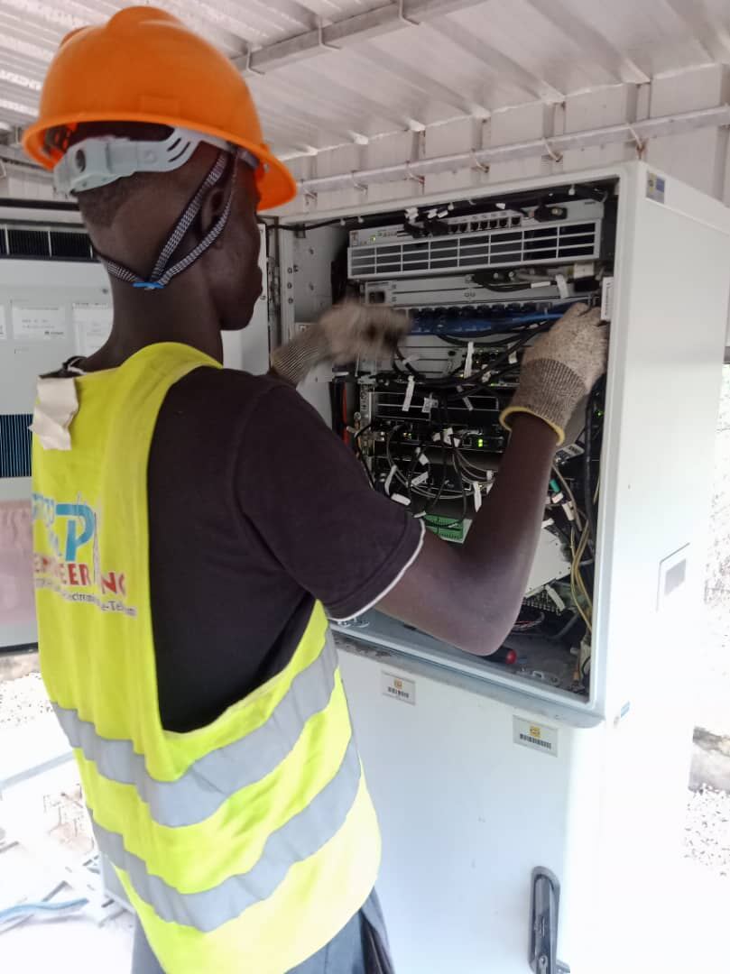 Technicien GROUP PMP configurant une baie radio télécom