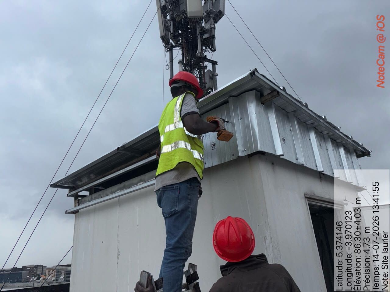 Pose de bardage sur la toiture d'un shelter télécom
