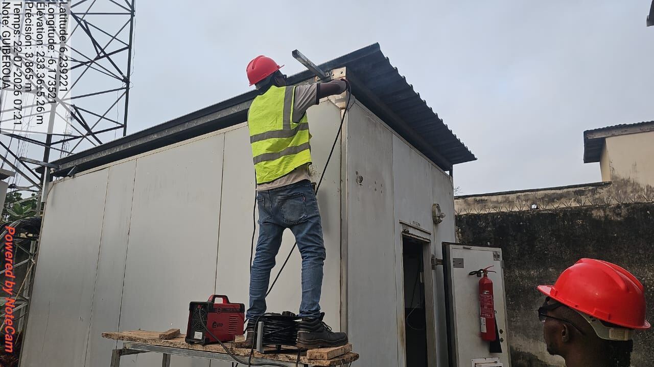 Fixation de la toiture d'un shelter télécom sur site